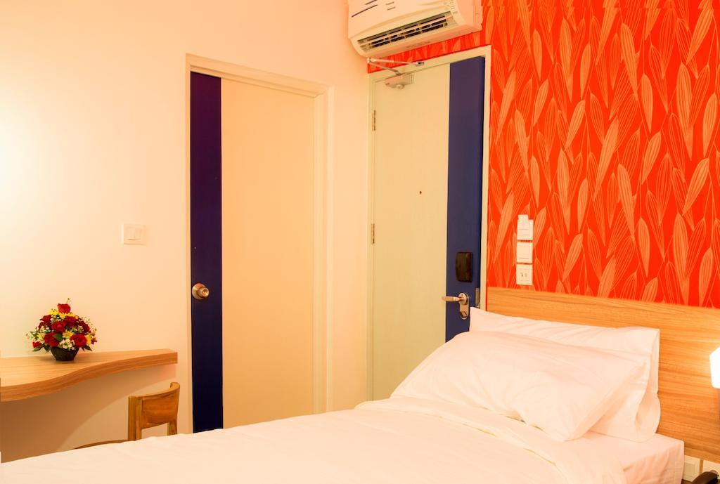 Demira Hotel Surabaya Room photo
